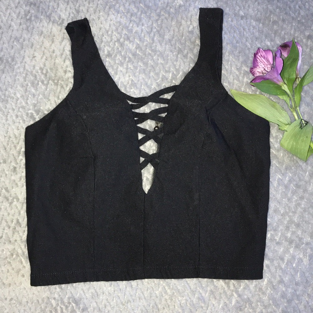 Black crop top criss-cross 🖤
